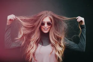 Qui a dit que les cheveux courts ne pouvaient pas être sublimés avec des extensions ? En réalité, il existe de nombreuses façons d&rsquo;apporter du volume, de la longueur et même de la couleur à votre coiffure, et ce, sans [&hellip;]