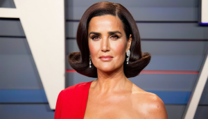 À 58 ans, Salma Hayek prouve que l&rsquo;âge n&rsquo;est qu&rsquo;un chiffre lorsqu&rsquo;il s&rsquo;agit de style et de beauté. Elle a fait sensation récemment en arborant une coiffure rétro qui non seulement lui va à ravir, mais crée aussi l&rsquo;illusion d&rsquo;un [&hellip;]