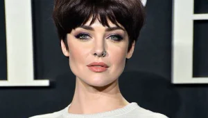 À 69 ans, Isabelle Adjani fait sensation en adoptant une coupe courte qui illustre parfaitement les tendances actuelles. À travers ce choix audacieux, elle se lance dans une transformation capillaire surprenante et plébiscitée. Cette évolution capillaire est bien plus qu&rsquo;une [&hellip;]