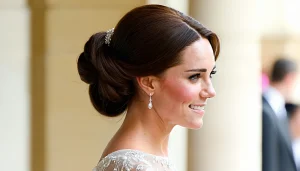 La princesse de Galles, Kate Middleton, nous a une nouvelle fois captivés avec sa récente transformation capillaire, mêlant subtilement élégance et modernité. Lors d&rsquo;événements marquants, son choix de coiffure devient souvent un sujet de conversation, tant il résonne avec les [&hellip;]