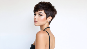 Le choix d&rsquo;une coupe courte est devenu une option privilégiée pour les femmes à l&rsquo;approche de l&rsquo;été. Avec la chaleur qui s&rsquo;installe, adopter une coiffure plus légère et pratique est devenu essentiel. Les tendances de 2024 favorisent des styles variés [&hellip;]