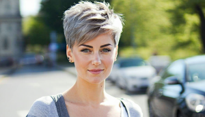 Alors que la Journée Mondiale approche à grands pas, il est impératif d&rsquo;être prêt, non seulement pour des célébrations, mais aussi pour se mettre en valeur avec une coiffure tendance. Cette année, le pixie cut fait un retour en force, [&hellip;]