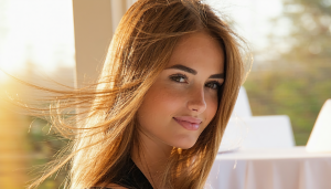 La coiffure est bien plus qu&rsquo;un simple embellissement ; elle est une véritable expression de la personnalité. En 2025, une tendance se distingue et s&rsquo;impose : les couches Marquise. Ce style, qui façonne le visage glamour, joue sur la légèreté [&hellip;]