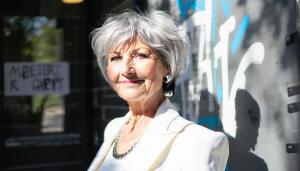 Le monde de la coiffure ne cesse d’évoluer, apportant avec lui des tendances toujours plus audacieuses et fascinantes. Parmi ces nouveautés, la coupe Pageboy Bob émerge comme un choix incontournable pour celles qui souhaitent affronter la cinquantaine avec fraîcheur et [&hellip;]