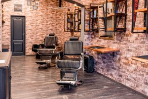 Pour votre prochaine coupe de cheveux, souhaitez-vous aller chez un coiffeur ou un barbier ? Derrière ces deux métiers se cachent bien plus de différences qu’il n’y paraît. Si les deux professionnels interviennent sur les cheveux et l’apparence, leurs gestes, leurs [&hellip;]