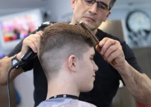 La coupe au bol pour homme est redevenue tendance ces derni&egrave;res ann&eacute;es. Caract&eacute;ris&eacute;e par des cheveux courts sur les c&ocirc;t&eacute;s et plus longs sur le dessus, cette coiffure r&eacute;tro offre un style intemporel et une polyvalence appr&eacute;ci&eacute;e par de nombreux [&hellip;]