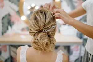Se marier est un moment unique dans une vie, et chaque détail compte, notamment la coiffure. Les chignons, classiques et élégants, demeurent indémodables dans l’univers nuptial. Avec les tendances actuelles, il est possible de les réaliser soi-même, sans l&rsquo;aide d&rsquo;un [&hellip;]