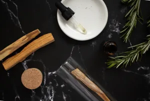 Le romarin, cette plante aromatique bien connue en cuisine m&eacute;diterran&eacute;enne, r&eacute;v&egrave;le des bienfaits insoup&ccedil;onn&eacute;s pour vos cheveux. D&eacute;couvrez comment cette herbe peut stimuler la circulation sanguine du cuir chevelu et favoriser une croissance capillaire saine. Apprenez &eacute;galement comment renforcer vos [&hellip;]